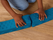 Překážková dráha se stupínky hudební Balance & Groove B-Toys