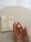 Těhotenský šperk bola Glow hladká zlatá s bílým kamínkem + řetízek Moniel