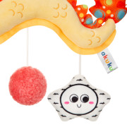 Závěsná senzorická hračka dráček s chrastítkem a zrcátkem Akuku