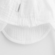 Dětská letní mušelínová čepička s kšiltem bílá New Baby