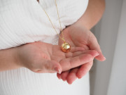 Těhotenský šperk bola Glow hladká zlatá s bílým kamínkem + řetízek Moniel