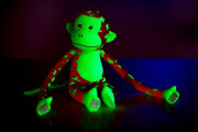 Opice svítící ve tmě plyšová růžová/zelená