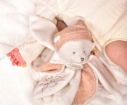 Dárková sada Plyšový muchláček medvídek s čepičkou 25 cm růžový Doudou