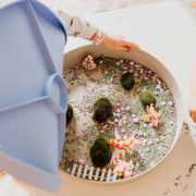 Senzorický třídící tác Play Tray Jellystone Designs