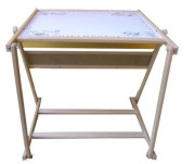 Oboustranná dřevěná tabule + stolek 2v1