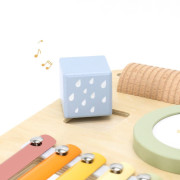 Dřevěný stolek s hudebními nástroji