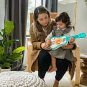 Hračka hudební dřevěná ukulele Magic Touch Hape 6 m+ Baby Einstein