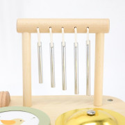 Dřevěný stolek s hudebními nástroji