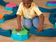 Překážková dráha se stupínky hudební Balance & Groove B-Toys