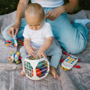 Hračka senzorická Cube box 18 m+ Babyono