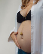 Těhotenský šperk bola Soul zlatá s broušeným povrchem + řetízek Moniel