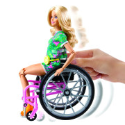Barbie modelka na invalidním vozíku blondýnka