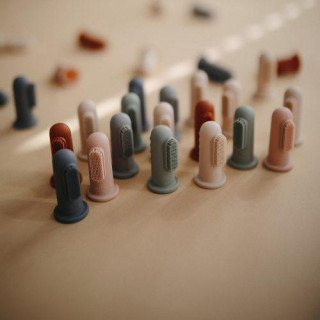 Zubní silikonový kartáček na prst Mushie