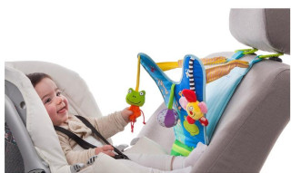 Hrací pultík do auta