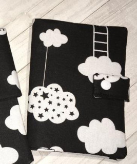 Obal na zdravotní průkaz pro dítě Mráčky černá