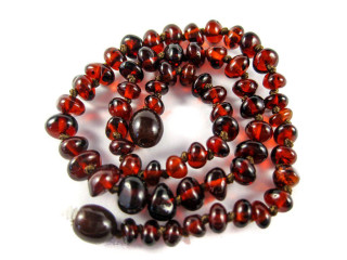 Jantarové korálky pro děti proti bolesti leštěné třešeň