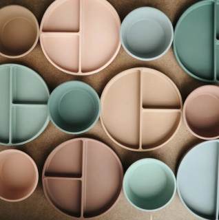 Silikonový talíř s přísavkou Mushie