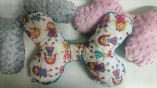 Polštářek do autosedačky motýlek pro stabilizaci hlavičky panenky