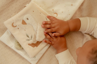 Textilní knížka s aktivitami Newborn Naturals Little Dutch