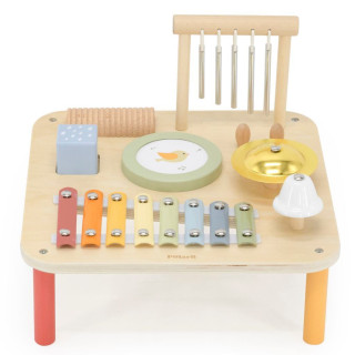 Dřevěný stolek s hudebními nástroji