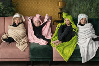Hřejivá deka s kapucí se zvířátkem a tlapkovými kapsami Cozy Noxxiez