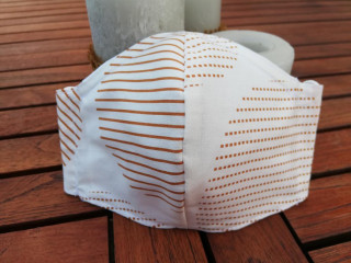 Látková respirační rouška - maska pánská dvouvrstvá s kapsou a drátkem béžová s proužky