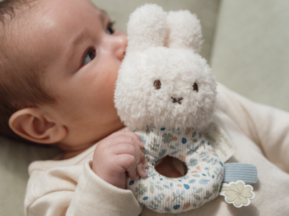 Chrastítko králíček Miffy Lucky Leaves Little Dutch