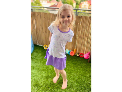 Dívčí letní šaty fialové s kočičkami Kaarsgaren