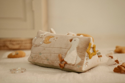 Polštářek trojhranný s aktivitami Newborn Naturals Little Dutch