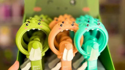 Ruční větráček dino 18 cm