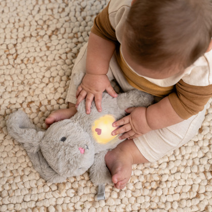 Hračka uklidňující se senzorem pláče zajíček Sylvi™ 0 m+ Ingenuity