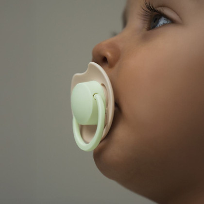 Dudlík svítící silikonový dynamický Prime 18 m+ 2 ks Ivory/Blush Lovi