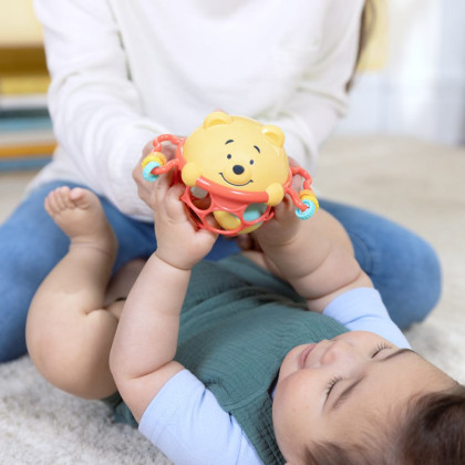 Hračka Oball chrastítko Winnie the Pooh Jingle & Shake™ 0 m+ Bright Starts