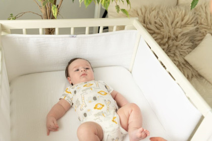 Mušelínový mantinel do postýlky Bump Air 180 x 30 cm Babymatex
