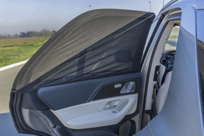 Sluneční clona do auta nasunovací M Black Zopa