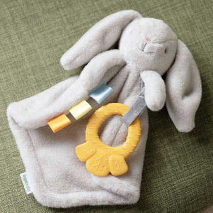 Hračka mazlíček s kousátkem zajíček Cozy Sylvi™ 0 m+ Ingenuity
