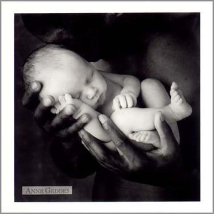 Čtvercové černobílé blahopřání Anne Geddes spící miminko v dlaních