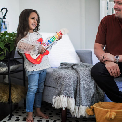 Hračka dřevěná hudební kytara Together in Tune Guitar™ Connected Magic Touch Baby Einstein