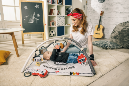 Hrací deka s hrazdou čtvercová Gymini Tiny Rockers Tiny Love