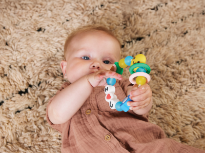 Kousátko silikonové Friendship Infantino