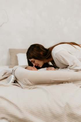 Nastavitelná hrazdička s hračkami a bílým šumem 2 v 1 Sleepee