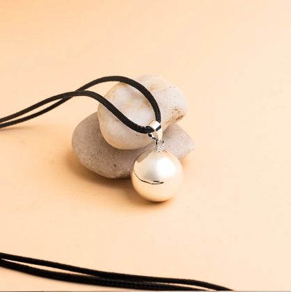 Těhotenská rolnička - Stříbrná s černou koženou šňůrkou