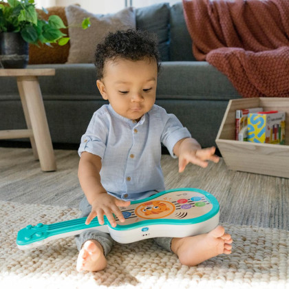 Hračka hudební dřevěná ukulele Magic Touch Hape 6 m+ Baby Einstein