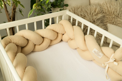 Mušelínový mantinel cop 200 cm Babymatex – chránič do postýlky Pískový