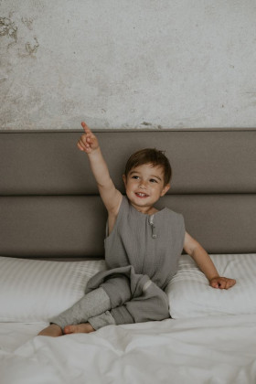 Mušelínový letní spací pytel s nohavicemi Sleepee Love béžový se srdíčky