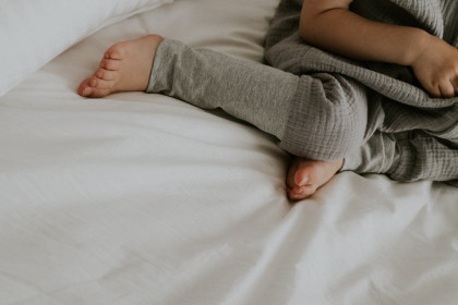 Mušelínový letní spací pytel s nohavicemi Sleepee Nature krémový