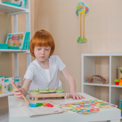 Lucy & Leo Chytání housenek – dřevěná motorická stolní hra s magnety