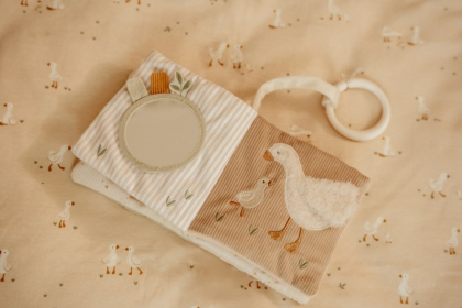 Závěsná textilní knížka s aktivitami Newborn Naturals Little Dutch