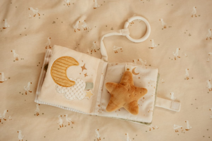Závěsná textilní knížka s aktivitami Newborn Naturals Little Dutch