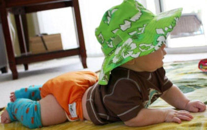 Dětský UV klobouček Baby Banz zelený květ 0 - 2 ROKY AKCE